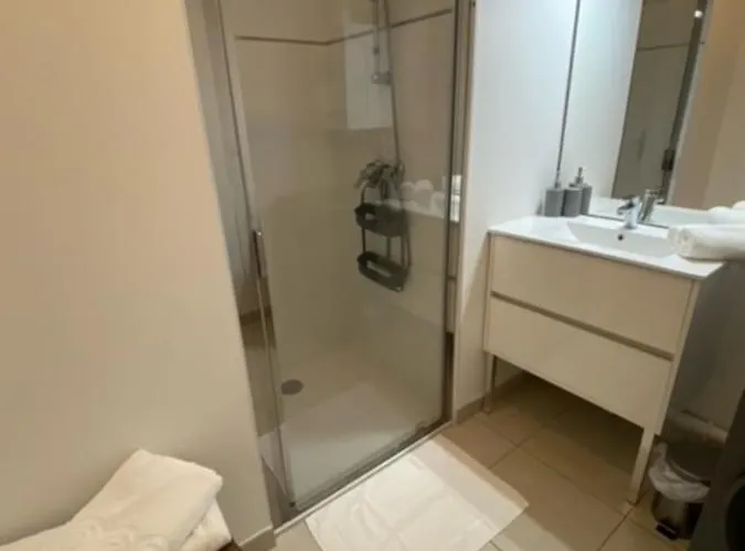 At 2 Min Walk From The Apartamento Bénerville-sur-Mer