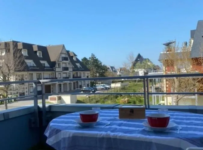 At 2 Min Walk From The Apartamento Bénerville-sur-Mer